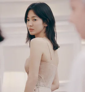 4 Elegant Shoulder-Length Hairstyles for Women Over 40 to Enhance Beauty - image 8