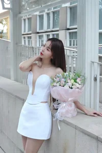 Liz Kim Cuong’s Tropical Escape: Ultimate Beach Fashion Inspiration and Stunning Coastal Travel Vibes for Your Next Summer Getaway - image 5