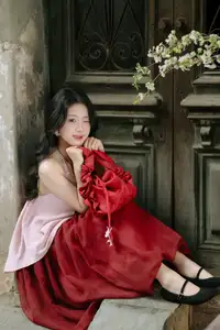 Graceful Vietnamese Beauty: Conical Hat Muse Shines in Ancient Setting - image 5