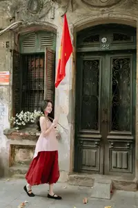 Graceful Vietnamese Beauty: Conical Hat Muse Shines in Ancient Setting - image 4