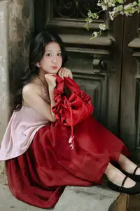 Graceful Vietnamese Beauty: Conical Hat Muse Shines in Ancient Setting - image 15