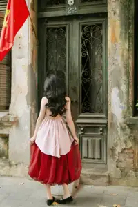 Graceful Vietnamese Beauty: Conical Hat Muse Shines in Ancient Setting - image 2