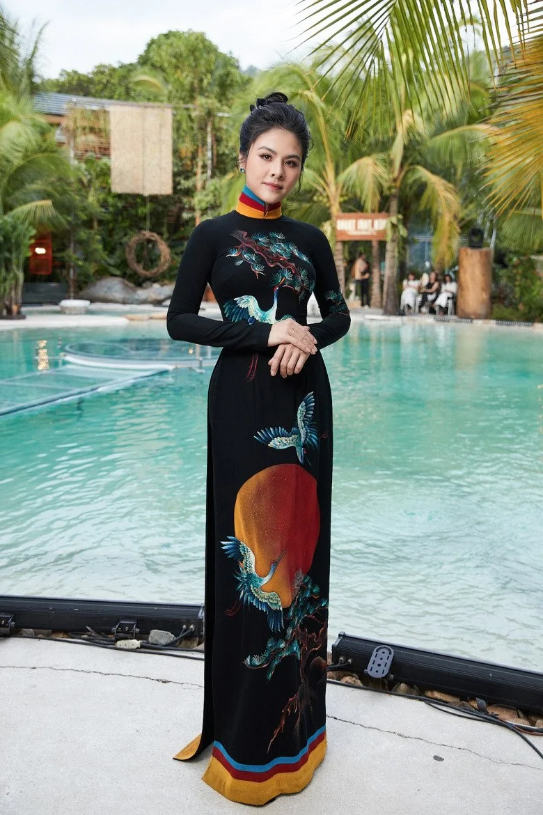 Redefining Beauty: How a Mother of Three Outshines Pageant Queens with Her Radiant Charm and Timeless Elegance