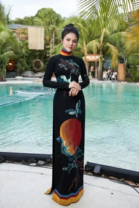 Redefining Beauty: How a Mother of Three Outshines Pageant Queens with Her Radiant Charm and Timeless Elegance - image 0