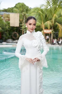 Redefining Beauty: How a Mother of Three Outshines Pageant Queens with Her Radiant Charm and Timeless Elegance - image 2