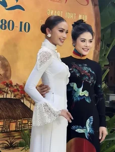 Redefining Beauty: How a Mother of Three Outshines Pageant Queens with Her Radiant Charm and Timeless Elegance - image 5
