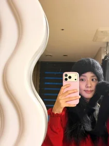 Jisoo (BLACKPINK) Shocks Fans With Stunning American Style Tan Skin And Smokey Makeup - image 5
