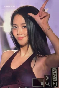 Jisoo (BLACKPINK) Shocks Fans With Stunning American Style Tan Skin And Smokey Makeup - image 1
