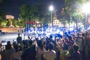 Impressive Performance of the People's Public Security Guard Force at Hoan Kiem Lake - image 5