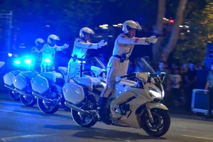 Impressive Performance of the People's Public Security Guard Force at Hoan Kiem Lake - image 3