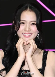 Analyzing K-Pop Beauty Standards and the Evolution of Modern Concert Film Storytelling - image 14