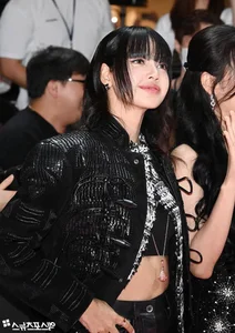 Analyzing K-Pop Beauty Standards and the Evolution of Modern Concert Film Storytelling - image 7