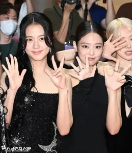 Analyzing K-Pop Beauty Standards and the Evolution of Modern Concert Film Storytelling - image 3