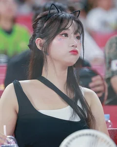 The Viral Cheerleader Phenomenon: Why Fans Are Mistaking This Real-Life Beauty for AI Imagery - image 2