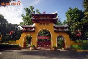 Architectural Wonders: Exploring the Most Iconic Tam Quan Three-Entrance Gates Across Vietnam - image 9