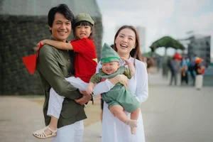 Supermodel Ha Anh's Son Joins Viral 'Patriotic Baby' Trend with Adorable Photos - image 4