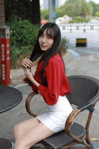 Radiant Summer Style: Tuan Tuan Showcases Elegant Long Legs in Natural Sunlight - image 6