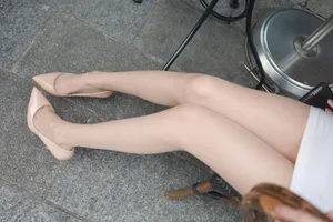 Radiant Summer Style: Tuan Tuan Showcases Elegant Long Legs in Natural Sunlight - image 11