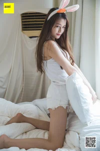 Summer Casual Trends: Jiu Mei Showcases the Classic White Denim Shorts Look in IESS Gallery - image 19