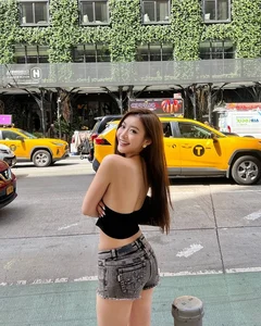 Secrets of the Slim: How This Chinese Influencer Maintains Her Figure While Enjoying Rich Foods - image 0
