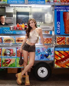 Secrets of the Slim: How This Chinese Influencer Maintains Her Figure While Enjoying Rich Foods - image 1