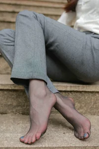 IESS Sixiangjia 833: Jia Ye June Goddess Special Collection Featuring Elegant Leg Fashion - image 4