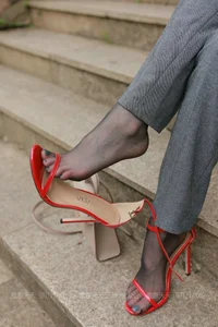 IESS Sixiangjia 833: Jia Ye June Goddess Special Collection Featuring Elegant Leg Fashion - image 8