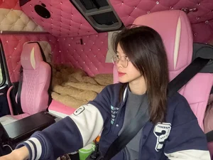 Breaking Barriers: The Rise of Female Drivers Conquering 30-Ton Heavy Trucks - image 1