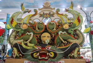 Spectacular Giant Fruit Dragon Sculpture Captivates Tourists and Locals in the Heart of Ho Chi Minh City - image 2