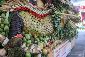 Spectacular Giant Fruit Dragon Sculpture Captivates Tourists and Locals in the Heart of Ho Chi Minh City - image 8