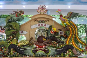 Spectacular Giant Fruit Dragon Sculpture Captivates Tourists and Locals in the Heart of Ho Chi Minh City - image 1