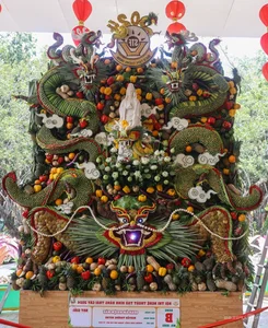 Spectacular Giant Fruit Dragon Sculpture Captivates Tourists and Locals in the Heart of Ho Chi Minh City - image 6