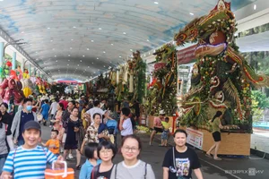 Spectacular Giant Fruit Dragon Sculpture Captivates Tourists and Locals in the Heart of Ho Chi Minh City - image 10