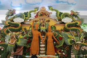 Spectacular Giant Fruit Dragon Sculpture Captivates Tourists and Locals in the Heart of Ho Chi Minh City - image 9