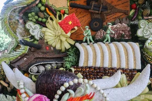 Spectacular Giant Fruit Dragon Sculpture Captivates Tourists and Locals in the Heart of Ho Chi Minh City - image 5