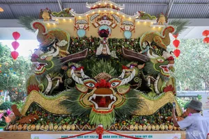 Spectacular Giant Fruit Dragon Sculpture Captivates Tourists and Locals in the Heart of Ho Chi Minh City - image 0
