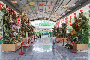 Spectacular Giant Fruit Dragon Sculpture Captivates Tourists and Locals in the Heart of Ho Chi Minh City - image 4