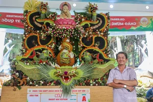 Spectacular Giant Fruit Dragon Sculpture Captivates Tourists and Locals in the Heart of Ho Chi Minh City - image 3