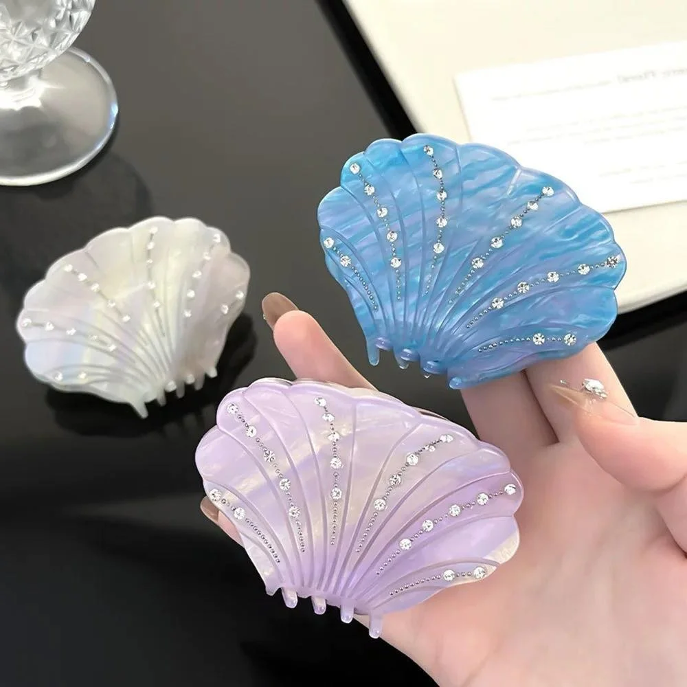 Trendy Beach Hair Clips: The Must-Have Summer Accessory for Young Fashion Enthusiasts