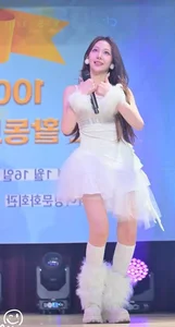 Radiant 15-Year-Old Idol Visuals: A Closer Look at Her Ethereal Stage Style - image 4