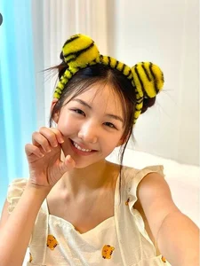 Radiant 15-Year-Old Idol Visuals: A Closer Look at Her Ethereal Stage Style - image 1