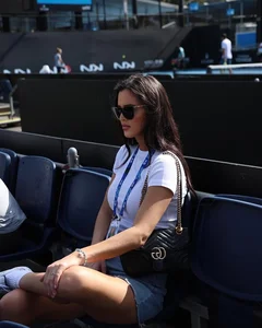 Stunning Tennis Coach Turns Heads at Australian Open with Bold Style and Presence - image 0