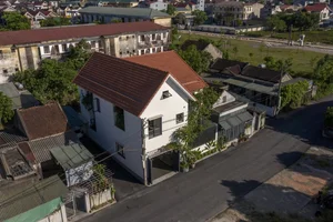 Architectural Marvel: The Red-Roofed House in Ha Tinh Praised by International Media - image 0