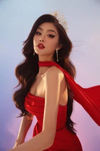 Style and Sophistication: The High-End World of Thao Nhi Le - image 10