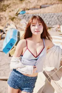 Discover the radiant beauty of Satona Natsuki in Otonatchan Vol.2 at the sun-drenched beach! - image 1