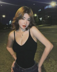 Timeless Elegance: How This Iconic Influencer Dominates Social Media in Her 40s - image 1