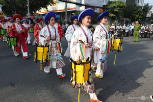 Vibrant Street Festivals: God of Wealth and Bao Gong Celebrations in Vietnam - image 5