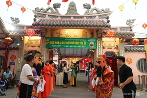 Vibrant Street Festivals: God of Wealth and Bao Gong Celebrations in Vietnam - image 4