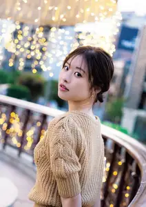JP Chiyori Nakanishi's Radiant Charm in "Chiyori Biyori" 1st Photobook Part01: Captivating Urban Moments - image 5