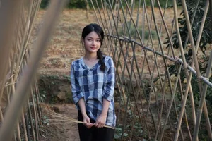 Natural Beauty in Uniform: The Captivating Military Training Photos of a Student from Nghe An - image 5